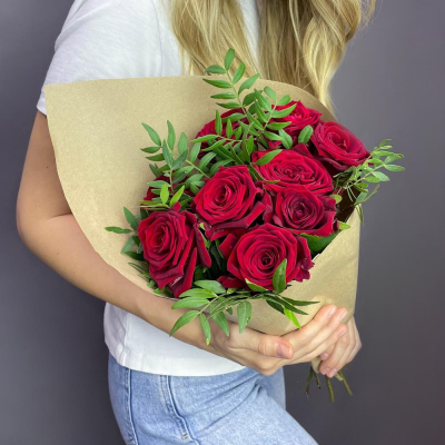 Букет из 9 красных роз с фисташкой – гармония страсти и свежести Ломоносов Санкт-Петербург