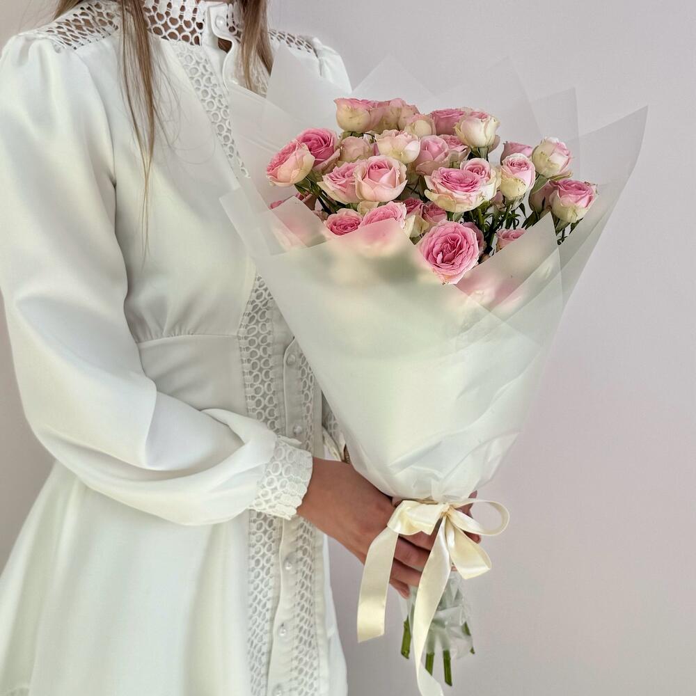 Букет «Нежный аромат» – пышные розовые кустовые розы в элегантной упаковке Ломоносов Санкт-Петербург